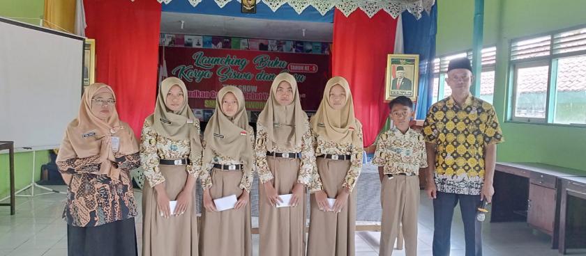 PENYERAHAN SANTUNAN KEPADA SISWA YATIM, PIATU, DAN YATIM PIATU OLEH KOMITE SMP NEGERI 19 PURWOREJO